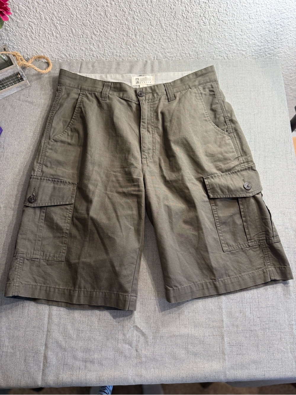 Men's size 32 Alpine Design Cargo Utility shorts, olive‎ / army green